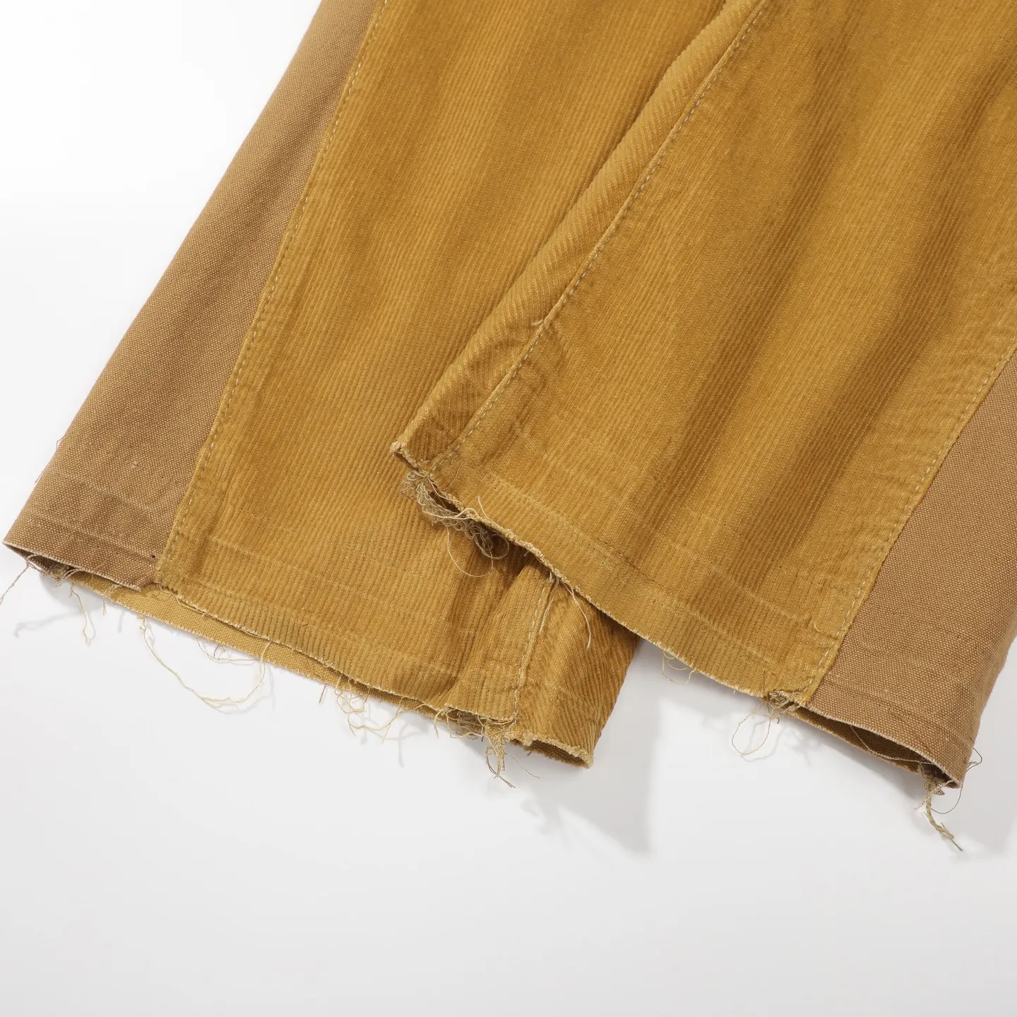 P240 Chrome Hearts Gallery 2025 corduroy spliced ​​multi-pocket couple bootcut jeans are a hot trend this season and are sought after by countless celebrities and fashionistas. The neat details of the cutting process add color to the playful fashion! The neat and meticulous design, and the well-fitting structure is unique. The upper body not only has outstanding recognition, but also looks younger and younger. A style with the ultimate wearing meaning and performance, gorgeous color matching, and the craftsmanship of this style is also extremely extraordinary. After the finished product is washed, it is disassembled and hand-made with sheepskin cross leather and then spliced ​​together to complete. The whole piece has too many craftsmanship to describe. It is decorated with patchwork cross flowers and high-waisted washed jeans! ! Absolutely high-end luxury product, a god-level single product, a super popular product, made with top heavy industry, a magic weapon that cannot be missed to hit the streets. Size: 28 30 32 34 36 Color: Yellow